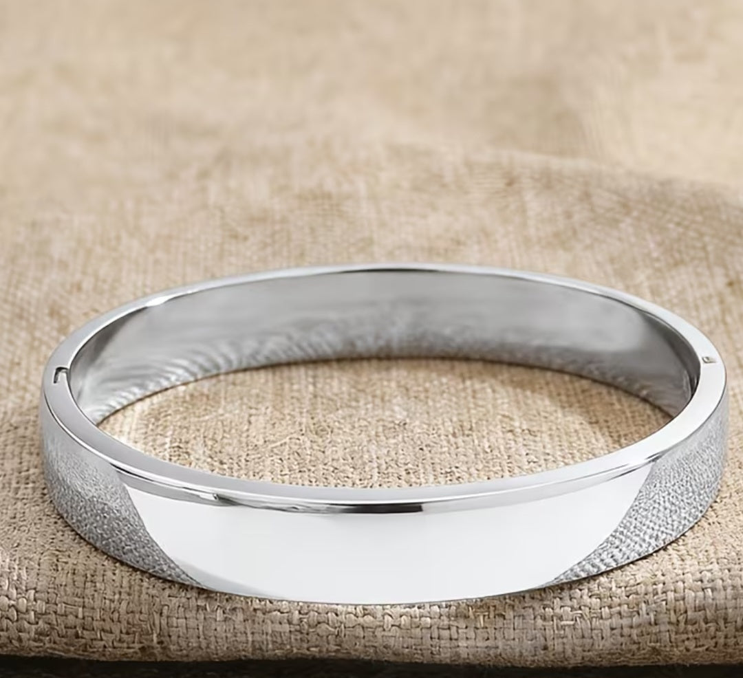 8mm Oval Clasp Bangle