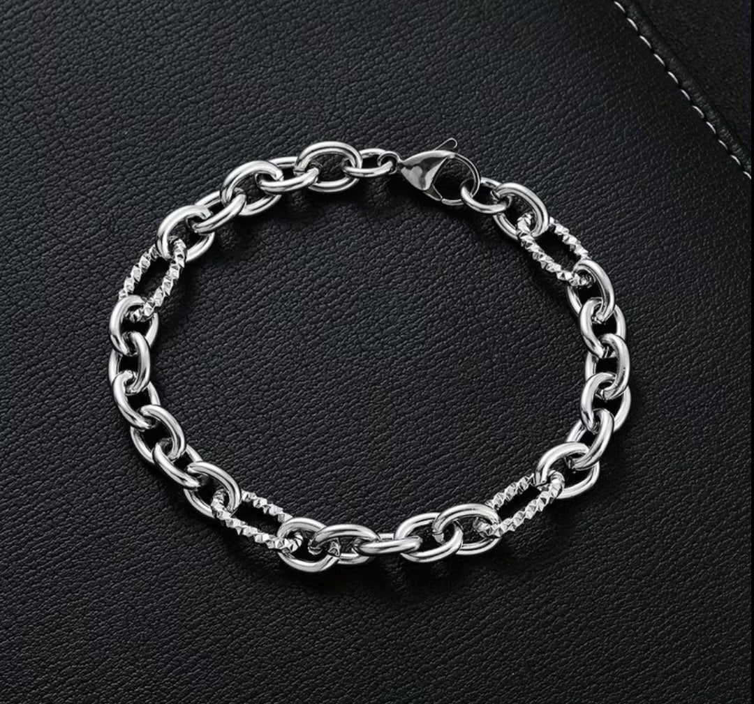 Embossed O chain Bracelet