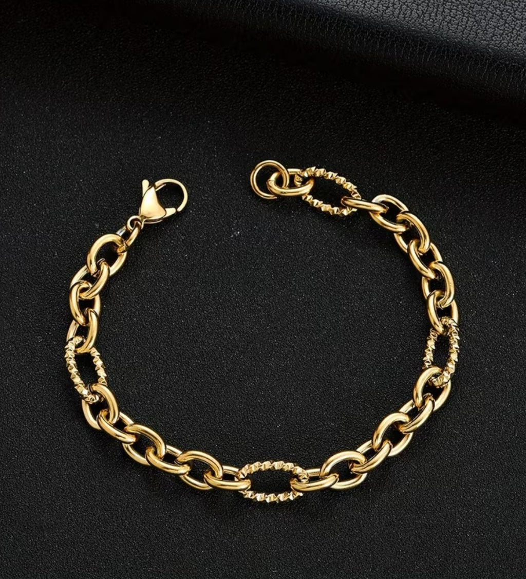 Embossed O chain Bracelet