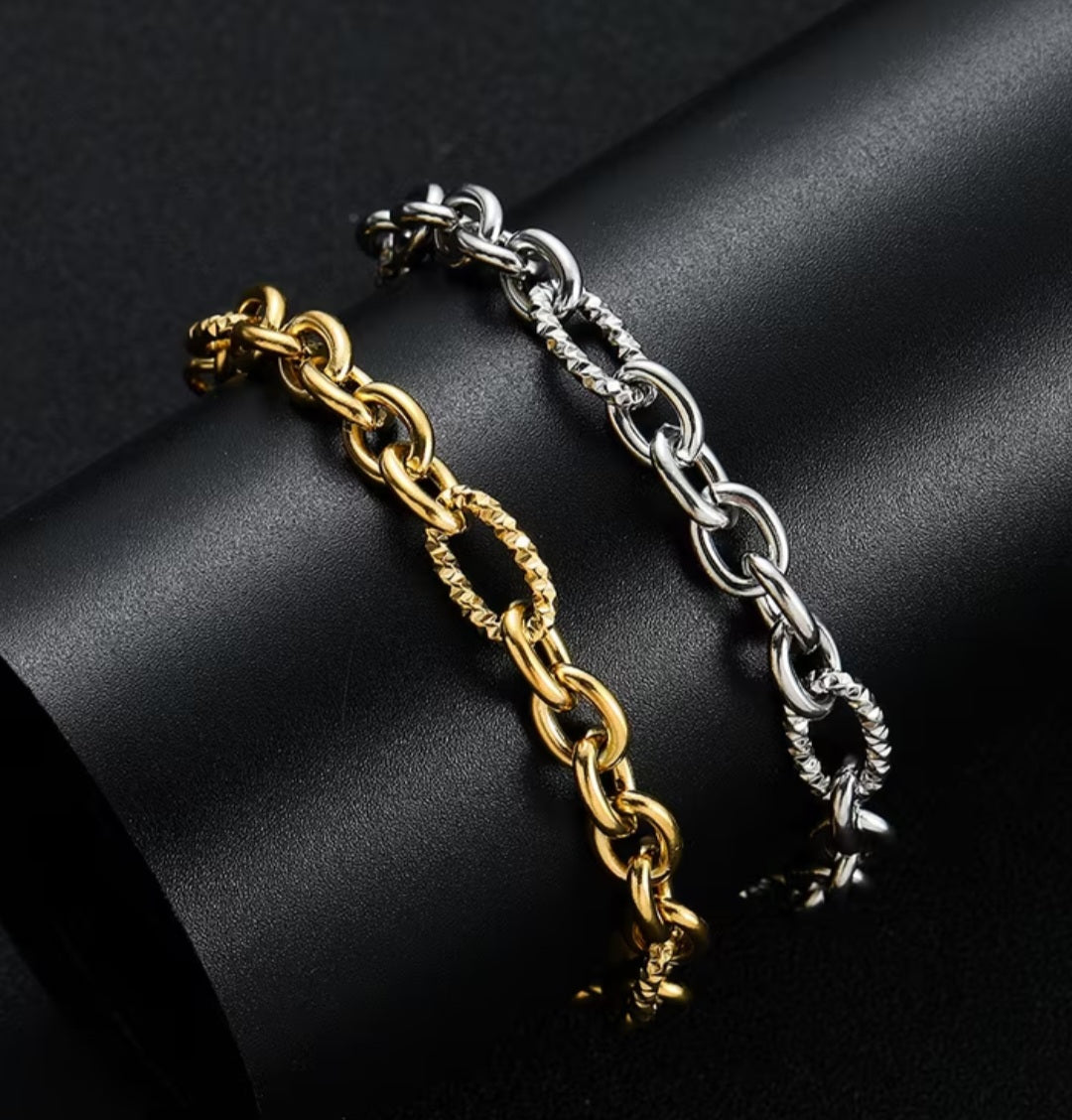 Embossed O chain Bracelet