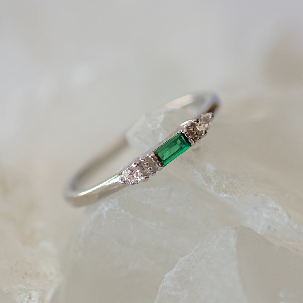 925 Sterling Silver Ring Inlaid with Synthetic Green Gemstone - Rings