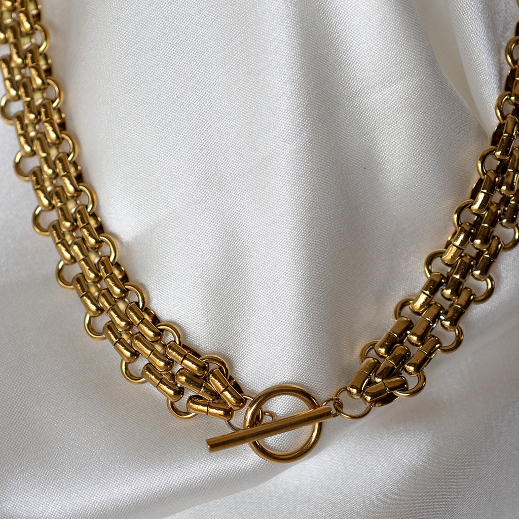OT Chunky Buckle Chain Necklace