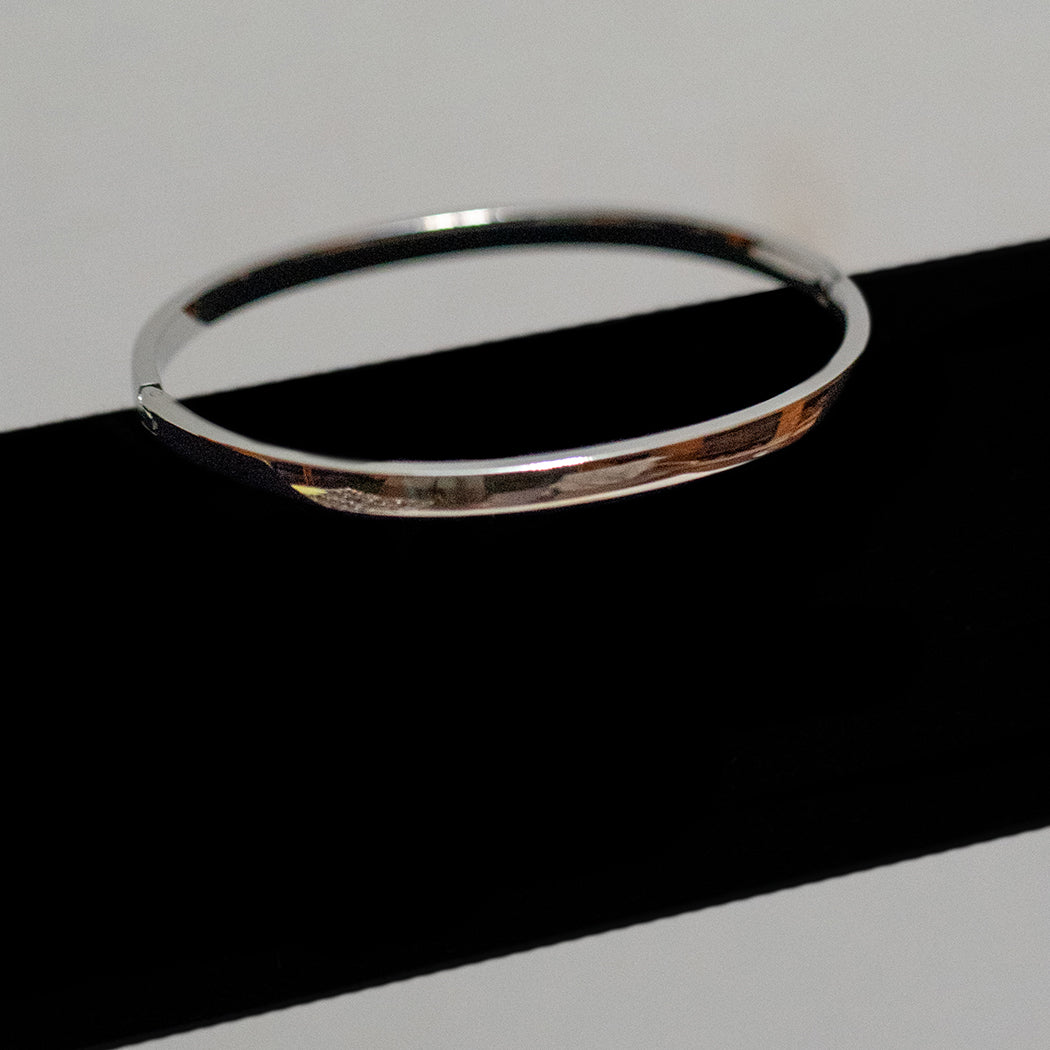 Plain Oval clasp Bangle