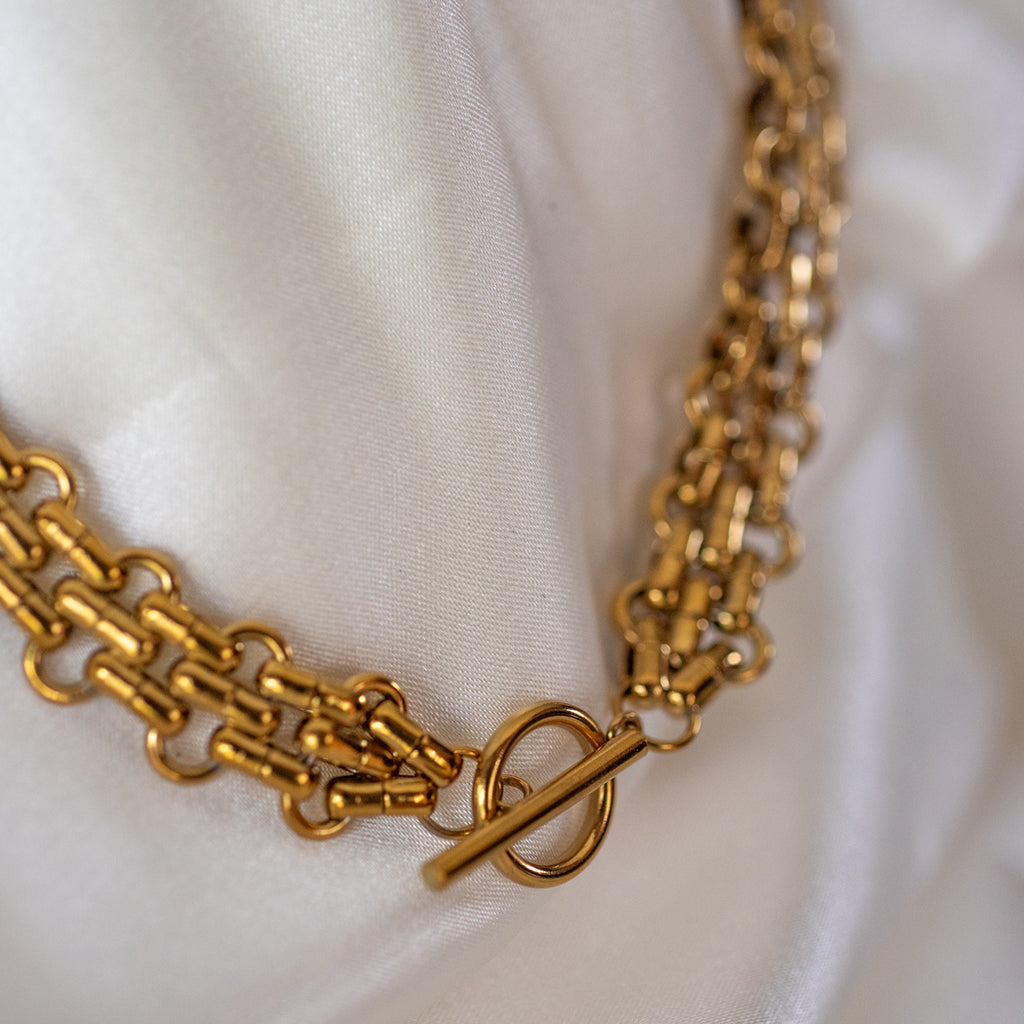 OT Chunky Buckle Chain Necklace