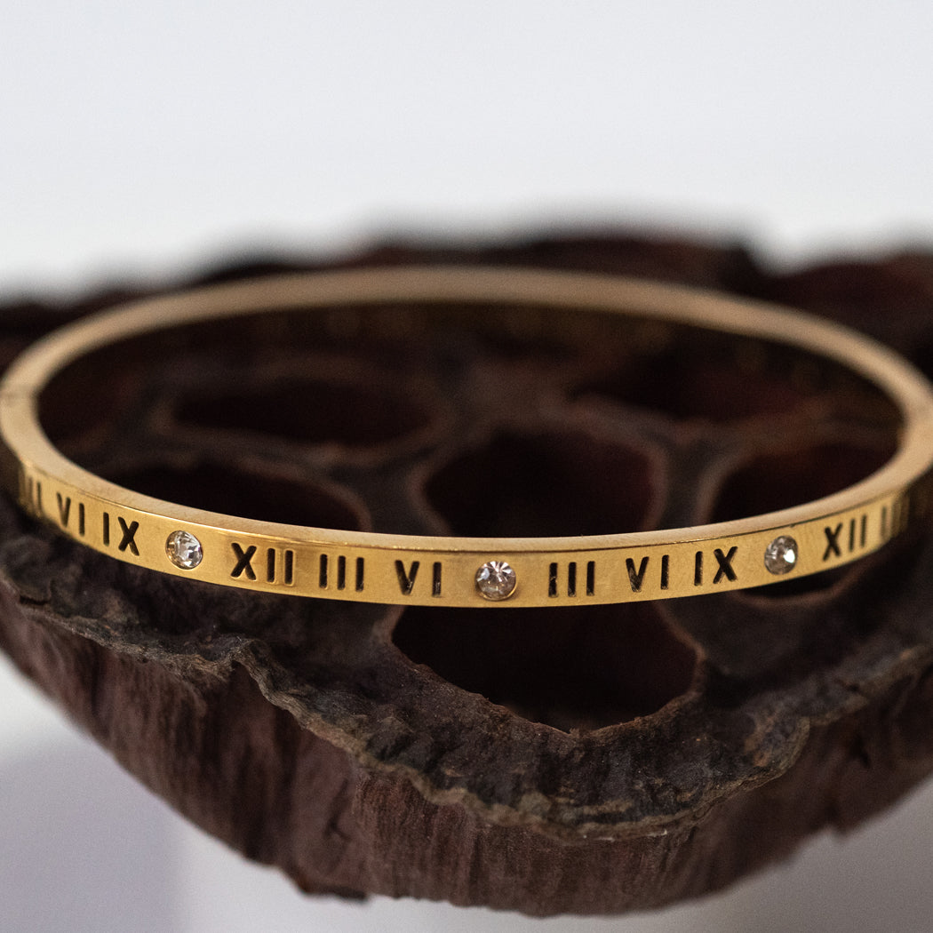 Oval Clasp Roman Numeral Bracelet with Engraved Zirconia 316 Stainless Steel - Bracelet