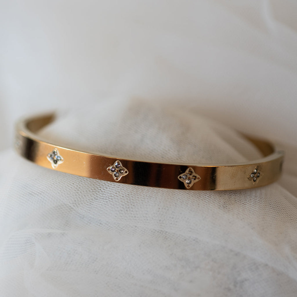 Oval Clover Zirconia Clasp Bangle – 316L Stainless Steel - Bracelet