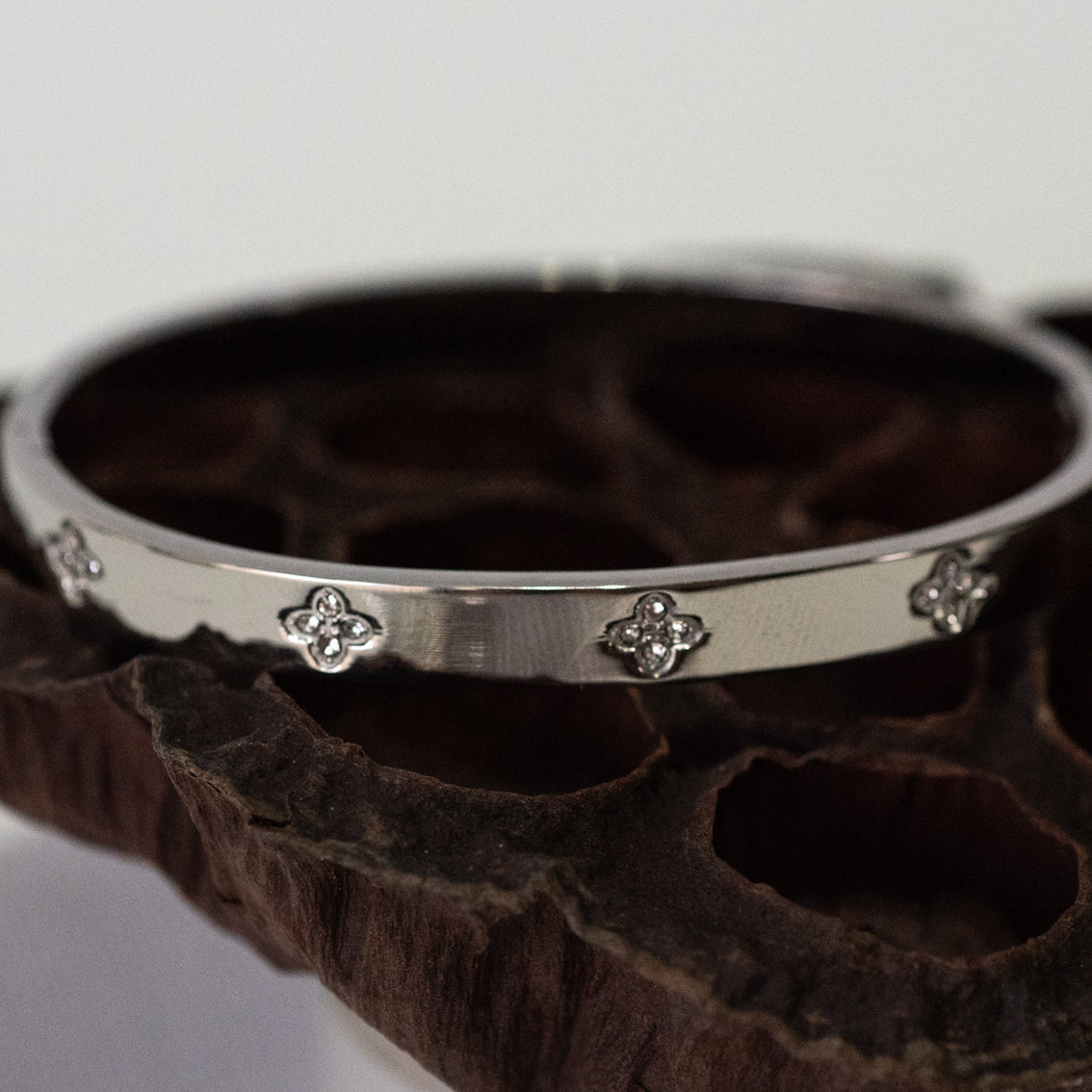 Oval Clover Zirconia Clasp Bangle – 316L Stainless Steel - Bracelet